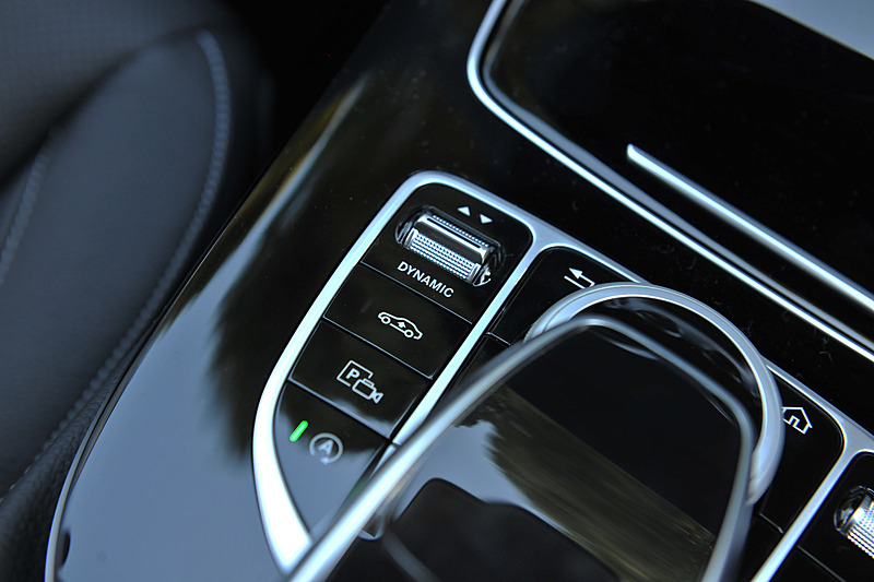 インテリアではトリムにオールテレイン専用の「ブラッシュドアルミニウム」を採用したほか、2つの高精細12.3インチワイドディスプレイを装備。本革仕様の内装では「ブラック」「ナッツブラウン」「マキアートベージュ」の3色を用意