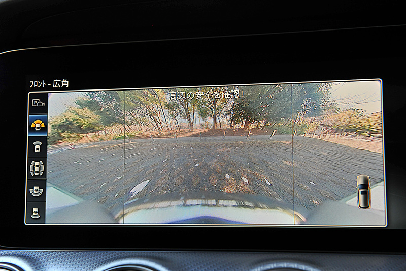 「360°カメラシステム」ではフロントグリル、左右のドアミラー、リアライセンスプレート上方に4つのカメラを備え、合成処理された周囲の状況をモニターに表示。自車を真上から見ているような「トップビュー」画面も設定する