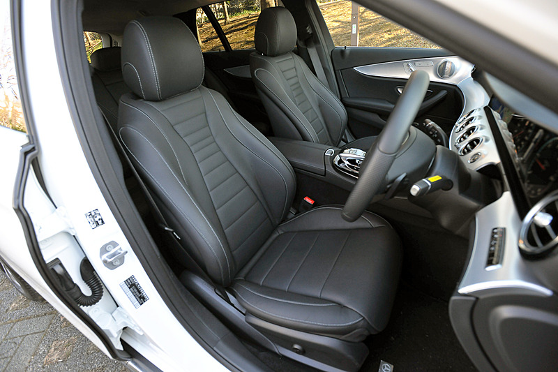 インテリアではトリムにオールテレイン専用の「ブラッシュドアルミニウム」を採用したほか、2つの高精細12.3インチワイドディスプレイを装備。本革仕様の内装では「ブラック」「ナッツブラウン」「マキアートベージュ」の3色を用意