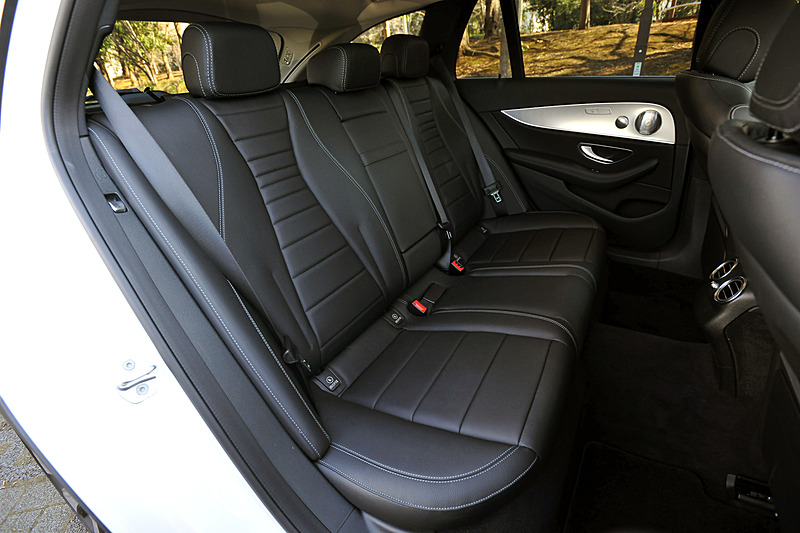 インテリアではトリムにオールテレイン専用の「ブラッシュドアルミニウム」を採用したほか、2つの高精細12.3インチワイドディスプレイを装備。本革仕様の内装では「ブラック」「ナッツブラウン」「マキアートベージュ」の3色を用意