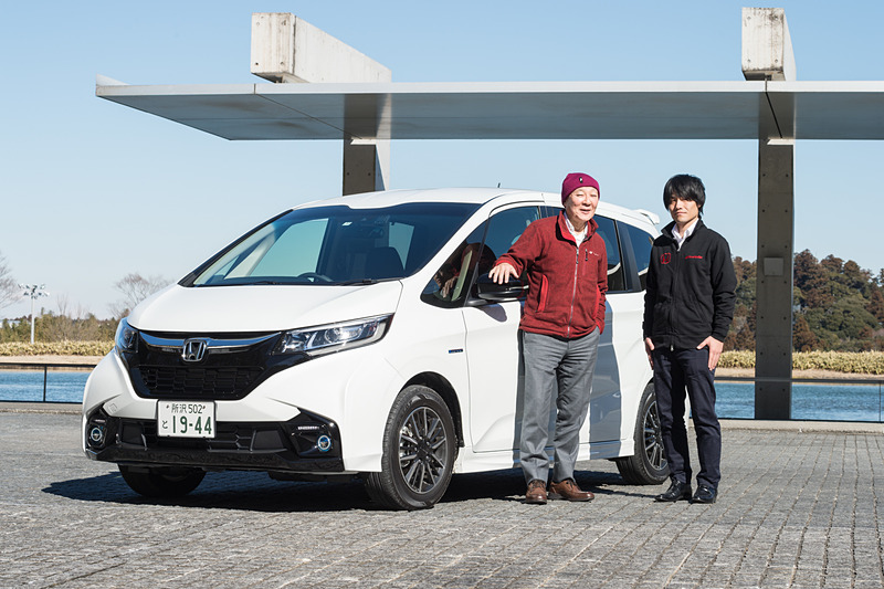 筆者（左）と、試乗に同行して技術解説などをしてくれた株式会社ホンダアクセス 開発部の齋藤貴文氏（右）
