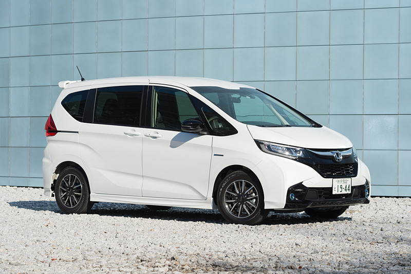 フリード HYBRID Modulo X Honda SENSING。ボディサイズは4290×1695×1710mm（全長×全幅×全高）、ホイールベースは2740mm。車両重量は1440kg。ボディカラーは「ホワイトオーキッド・パール」（3万2400円高）