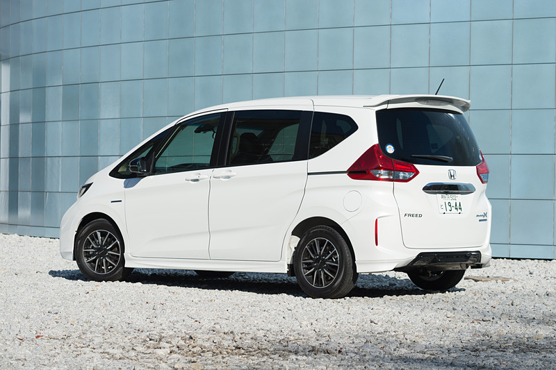 フリード HYBRID Modulo X Honda SENSING。ボディサイズは4290×1695×1710mm（全長×全幅×全高）、ホイールベースは2740mm。車両重量は1440kg。ボディカラーは「ホワイトオーキッド・パール」（3万2400円高）