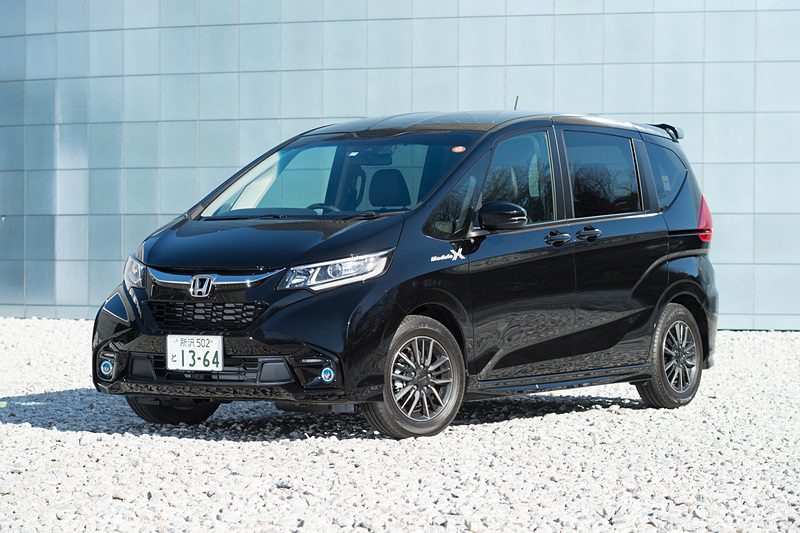 フリード Modulo X Honda SENSING。ボディサイズは4290×1695×1710mm（全長×全幅×全高）、ホイールベースは2740mm。車両重量は1380kg。ボディカラーは「プレミアムスパークルブラック・パール」（3万2400円高）