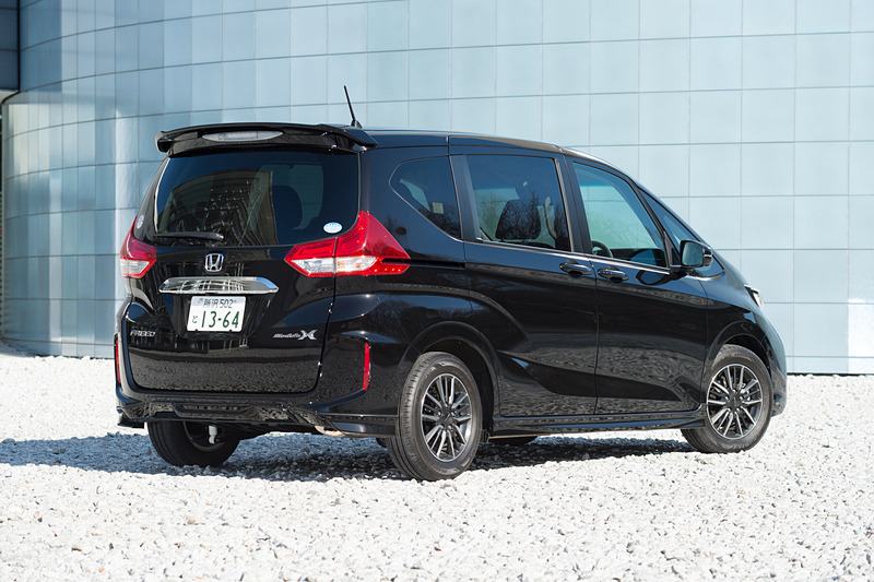 フリード Modulo X Honda SENSING。ボディサイズは4290×1695×1710mm（全長×全幅×全高）、ホイールベースは2740mm。車両重量は1380kg。ボディカラーは「プレミアムスパークルブラック・パール」（3万2400円高）