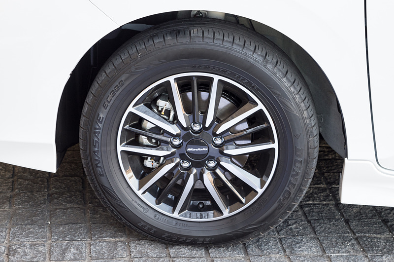 ディスク/リムの剛性比、ハブ面の剛性の最適化を図った専用15インチアルミホイールに、185/65 R15サイズのダンロップ「エナセーブ EC300」をセット