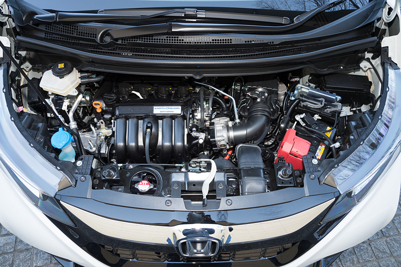 ハイブリッドモデルでは、最高出力81kW（110PS）/6000rpm、最大トルク134Nm（13.7kgm）/5000rpmを発生する直列4気筒DOHC 1.5リッターエンジンと、7速DCTに内蔵する高出力モーターの最高出力22kW（29.5PS）/1313-2000rpm、最大トルク160Nm（16.3kgm）/0-1313rpmを組み合わせて前輪を駆動