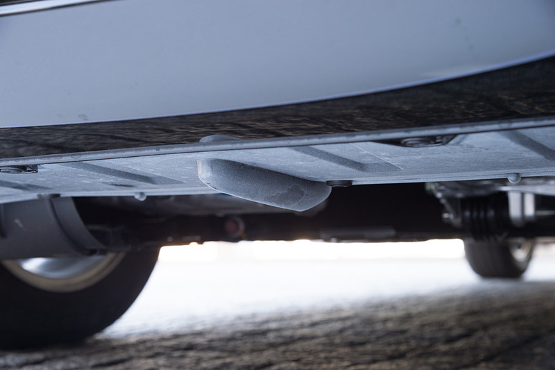 フロントエアロバンパー下部に用意された縦置きのエアロガイドフィン。見えにくいフロア下までこだわって空力性能を向上させ、直進安定性を高めている