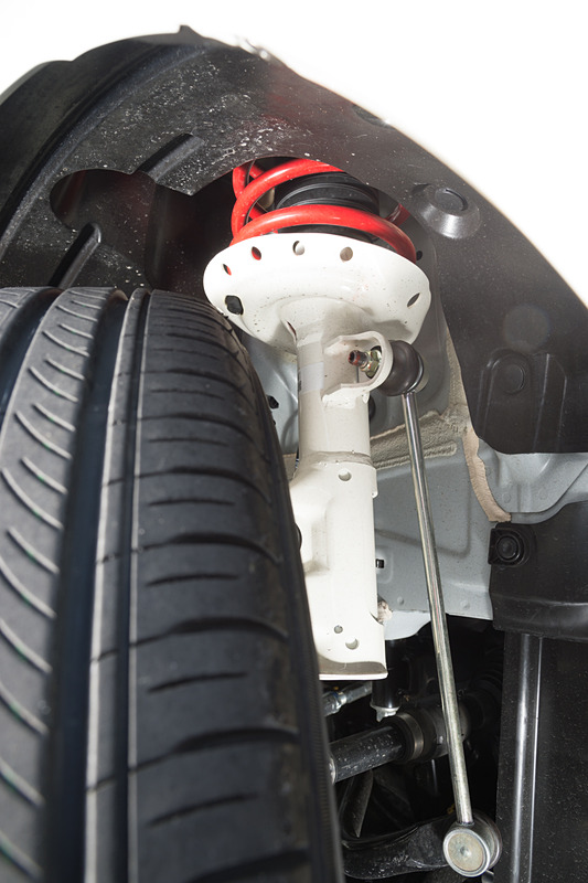 専用セッティングが与えられたサスペンションはショーワ製。車高は純正状態から変わらないが、これは使い勝手に影響を与えないようあえて同じ数値にしているという