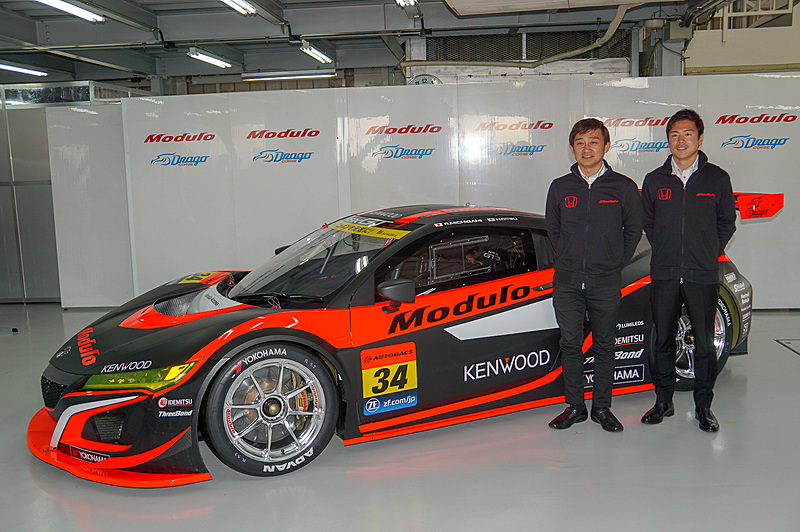 ドライバー、監督が入っての記念撮影