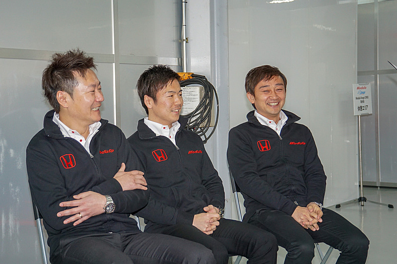 左からチョン・ヨンフン監督、大津選手、道上選手