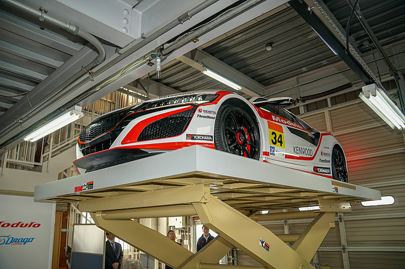 ガレージの2階から降りてきたのは、こちらは白地に赤という従来のイメージに塗られたホンダアクセスの広報車となるNSX