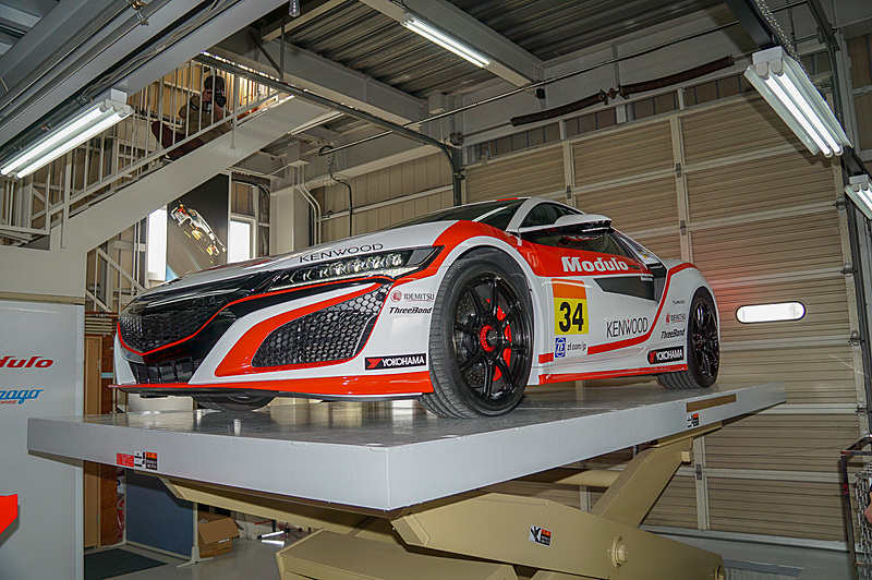 ガレージの2階から降りてきたのは、こちらは白地に赤という従来のイメージに塗られたホンダアクセスの広報車となるNSX