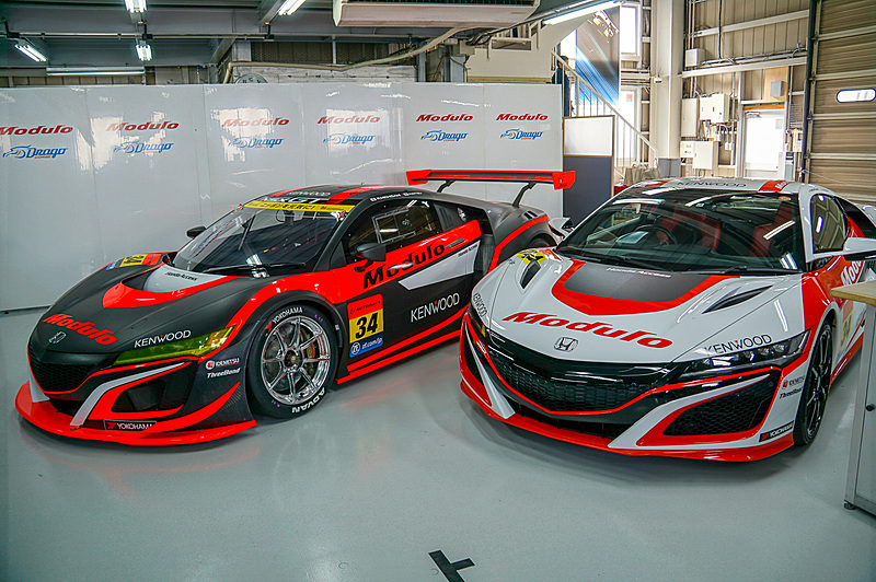 ドライバーやModuloスマイルが入っての記念撮影