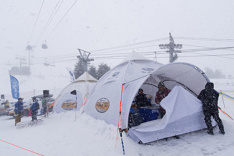 複数のドーム型テントが設置