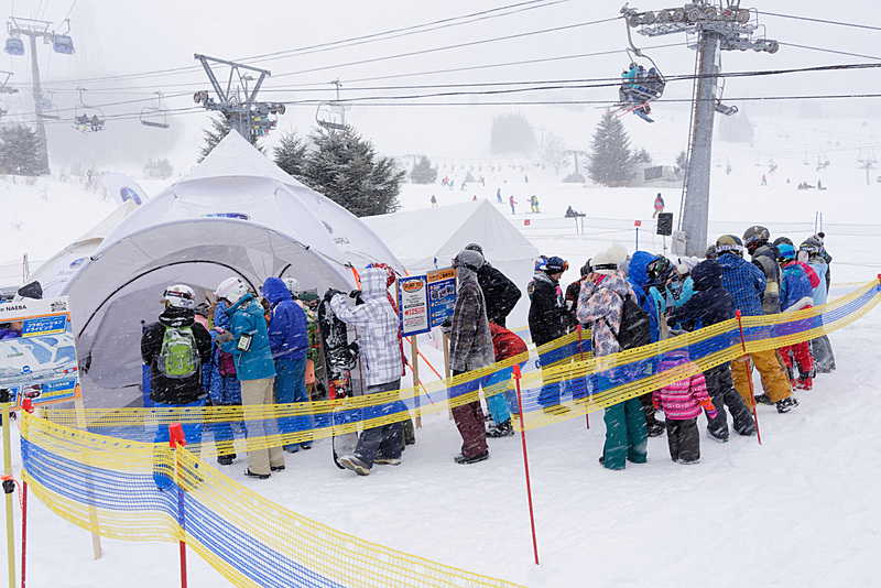 ゲレンデタクシーの受付や乗車場所には行列が