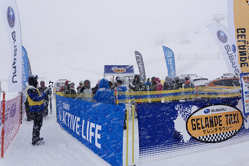 ゲレンデタクシーの受付や乗車場所には行列が