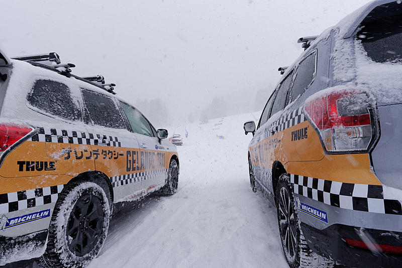 スキー・スノーボーダーを乗せて発車するゲレンデタクシー