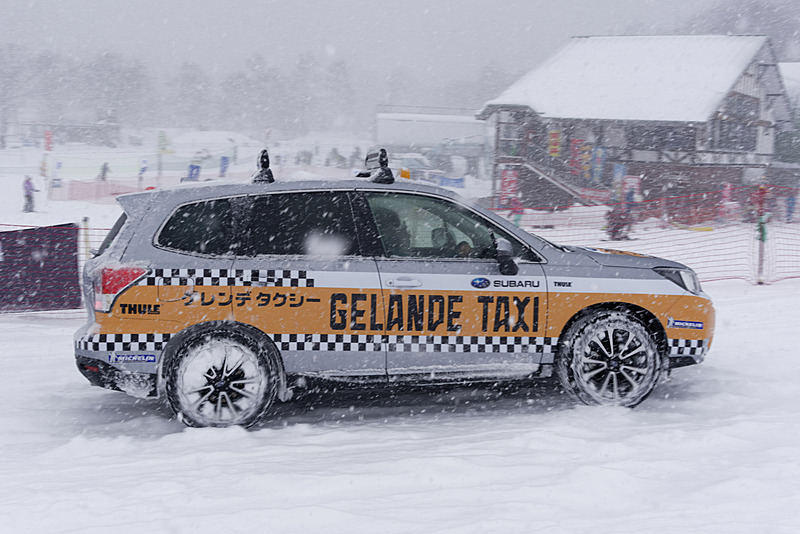 スキー・スノーボーダーを乗せて発車するゲレンデタクシー