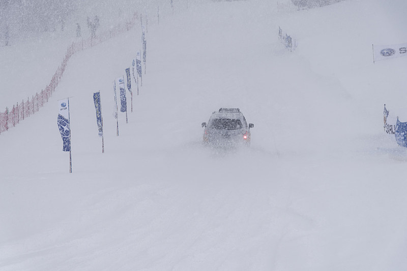 数十m走るとほとんど見えなくなるほどの猛吹雪