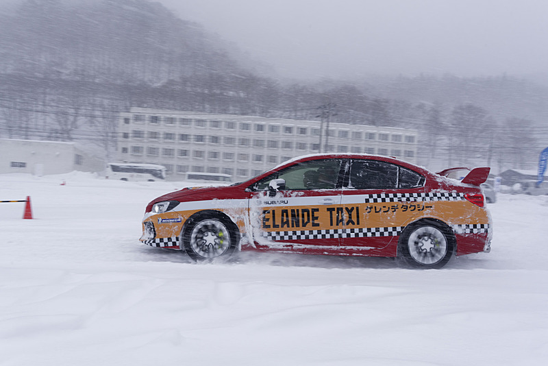 「SUBARU SNOW DRIVING EXPERIENCE」会場での新井選手による同乗走行