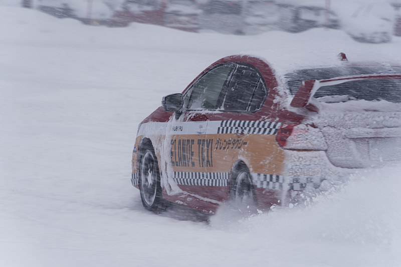 「SUBARU SNOW DRIVING EXPERIENCE」会場での新井選手による同乗走行