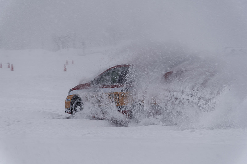 「SUBARU SNOW DRIVING EXPERIENCE」会場での新井選手による同乗走行