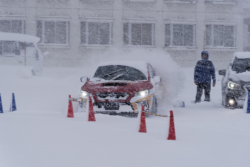 「SUBARU SNOW DRIVING EXPERIENCE」会場での新井選手による同乗走行