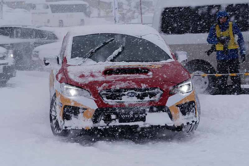 「SUBARU SNOW DRIVING EXPERIENCE」会場での新井選手による同乗走行