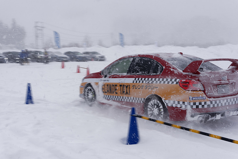 「SUBARU SNOW DRIVING EXPERIENCE」会場での新井選手による同乗走行