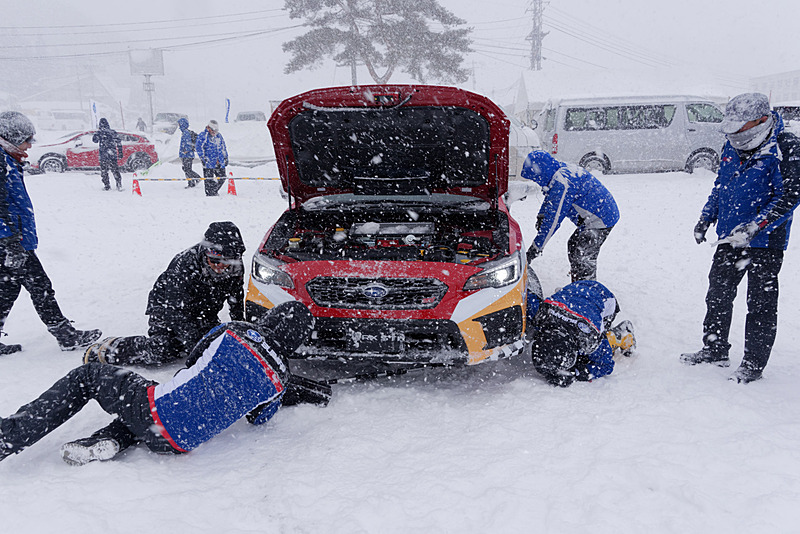 吹き付ける雪がフロントグリルで固まり、ラジエーターが機能しない状況に。そのため、風ではなく代わりに雪で冷やすという荒技を繰り出した