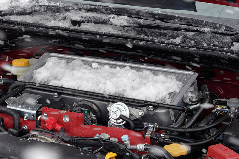 吹き付ける雪がフロントグリルで固まり、ラジエーターが機能しない状況に。そのため、風ではなく代わりに雪で冷やすという荒技を繰り出した