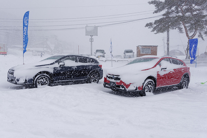 本来参加者が運転するはずだった新型XVが展示されていたが、残念ながら降り続く雪のせいで出番はほとんどなし