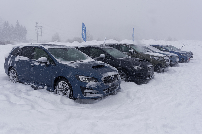 本来参加者が運転するはずだった新型XVが展示されていたが、残念ながら降り続く雪のせいで出番はほとんどなし