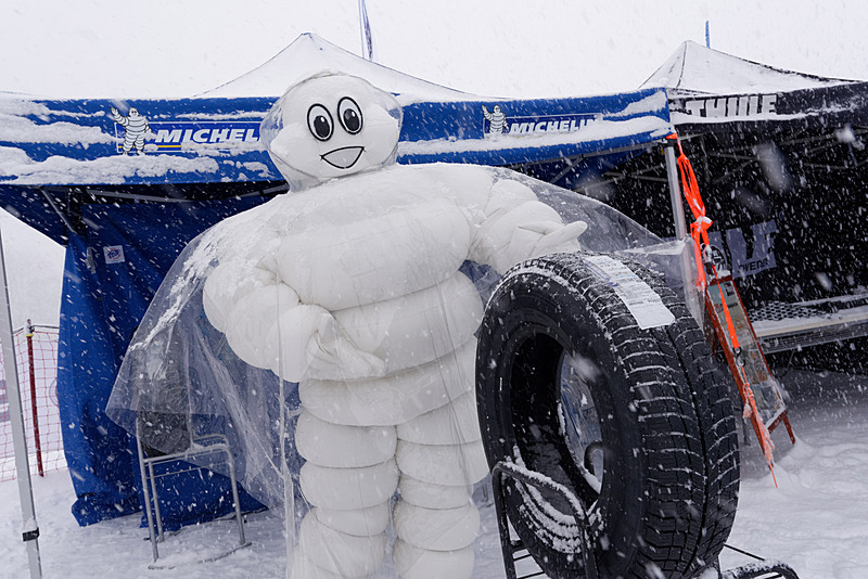 ゲレンデタクシーの会場に、イベントに協力しているミシュランタイヤのブース。最新スタッドレスタイヤ「X-ICE 3+」などを展示