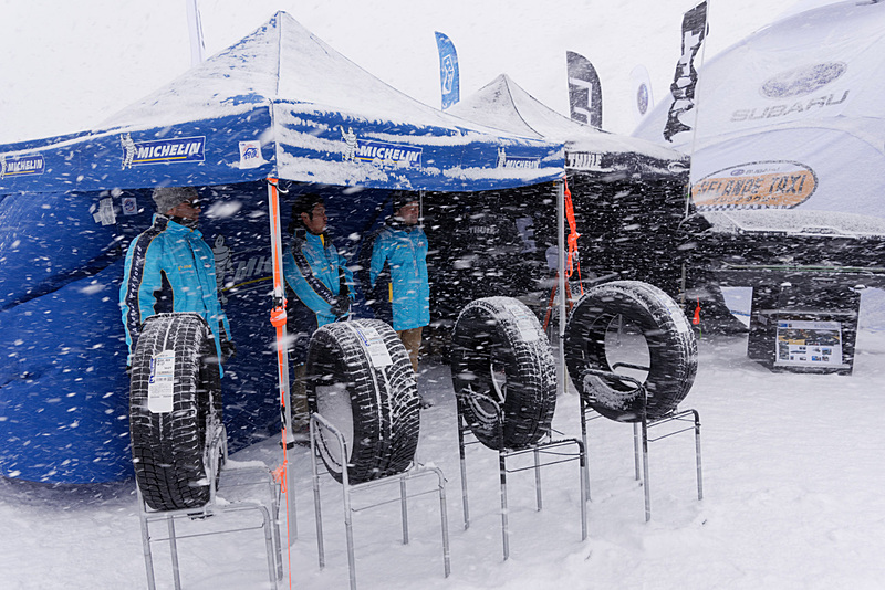 ゲレンデタクシーの会場に、イベントに協力しているミシュランタイヤのブース。最新スタッドレスタイヤ「X-ICE 3+」などを展示