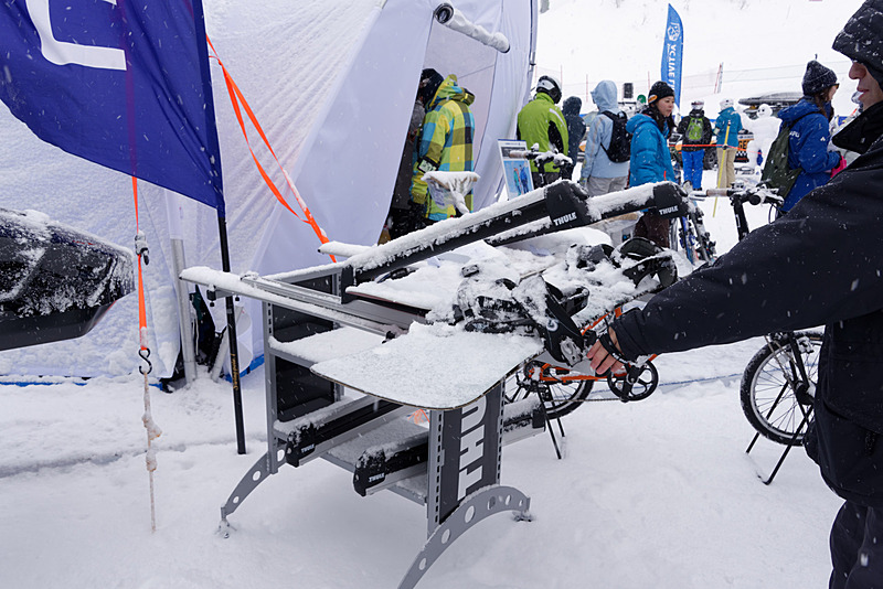 カーキャリア「Thule Xtender 739」。スライドさせることができるため、スキー板などの積み卸しがより楽に