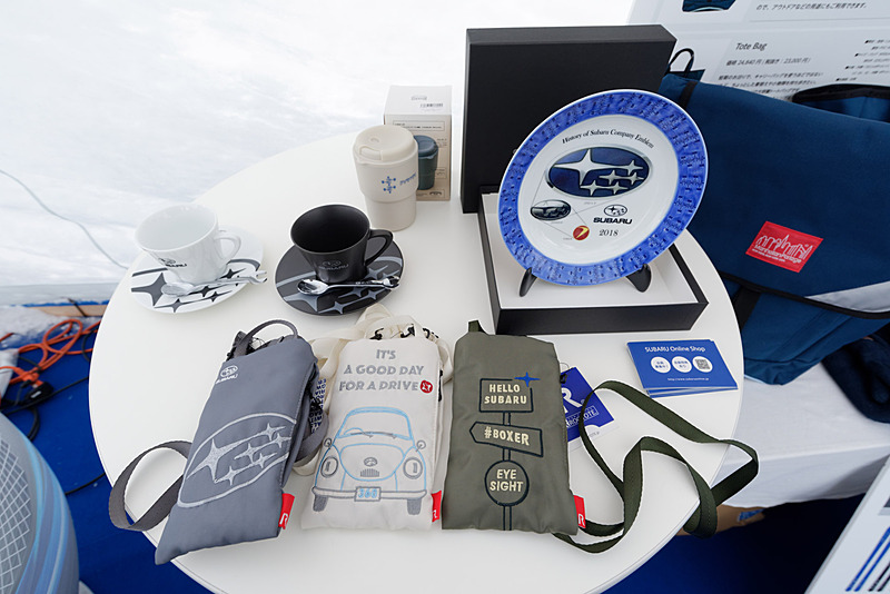 その他、「SUBARU ONLINE SHOP」などで販売されるスキー板の特別グラフィックモデル、バッグ、小物類なども展示していた