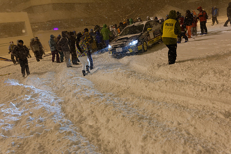 夜間の鎌田選手によるドライビングパフォーマンス。雪が柔らかいゲレンデでドリフトした跡は深々とえぐれた