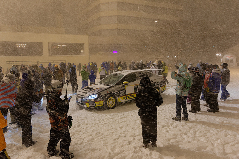 そのまわりを取り囲むようにして撮影する観客のみなさん