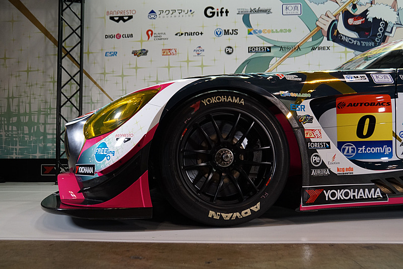 「グッドスマイル 初音ミク AMG」のボディサイドにはテヘ！ペロという表情の初音ミクが描かれた