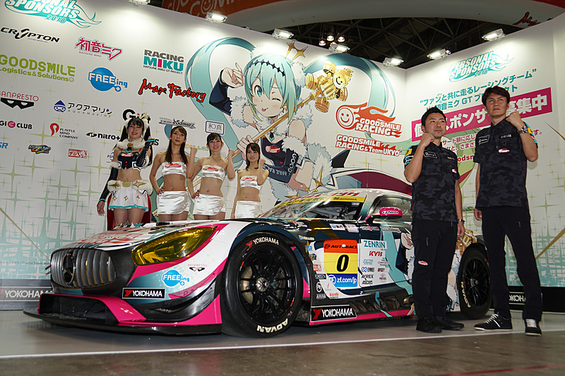 ドライバーの谷口信輝選手、片岡龍也選手とレースクイーン「レーシングミクサポーターズ 2018」メンバーの記念写真