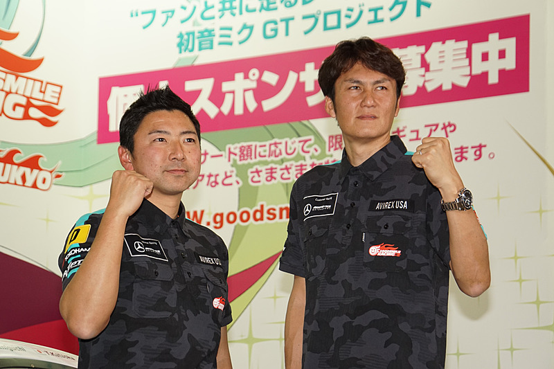 ドライバーの谷口信輝選手、片岡龍也選手とレースクイーン「レーシングミクサポーターズ 2018」メンバーの記念写真