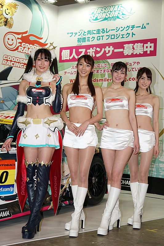 ドライバーの谷口信輝選手、片岡龍也選手とレースクイーン「レーシングミクサポーターズ 2018」メンバーの記念写真