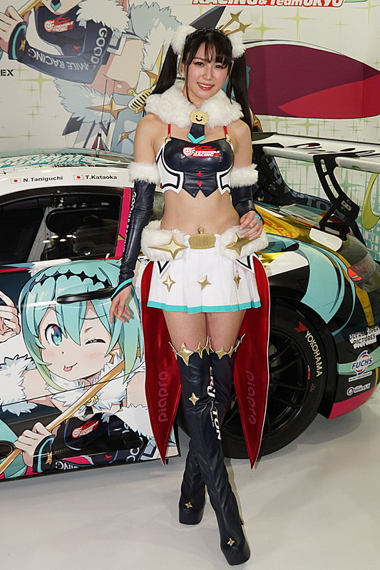 2018年シーズンの「レーシングミクサポーターズ 2018」コスチュームを披露した荒井つかささん