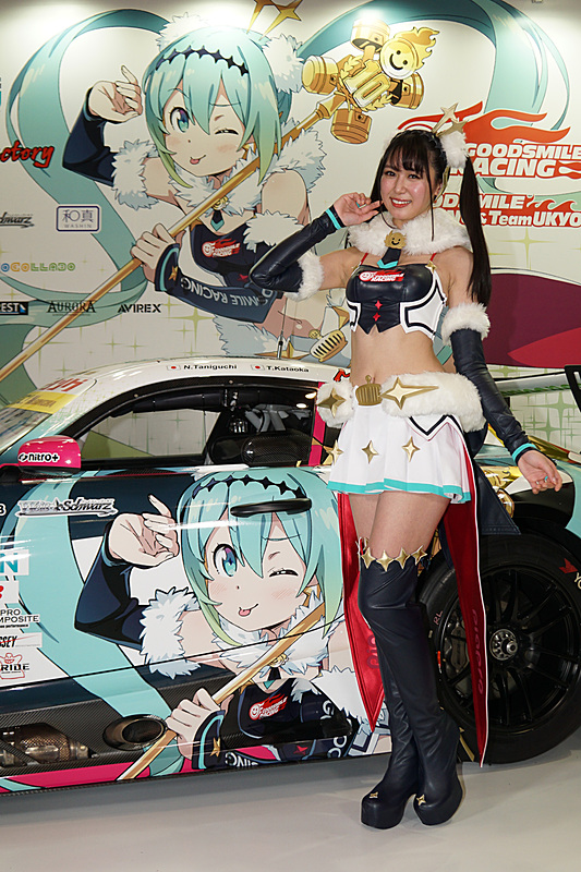 2018年シーズンの「レーシングミクサポーターズ 2018」コスチュームを披露した荒井つかささん