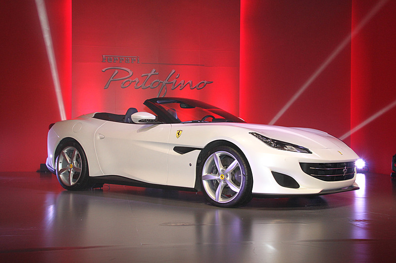 カリフォルニア Tからトータルで80kgの軽量化に成功したポルトフィーノ。足下は20インチホイールにピレリ「P ZERO」（フロント245/35 ZR20、リア285/35 ZR20）の組み合わせ。その奥にはカーボンセラミックブレーキ（フロント390×34mm、リア360×32mm）が覗く。トランク容量は292L