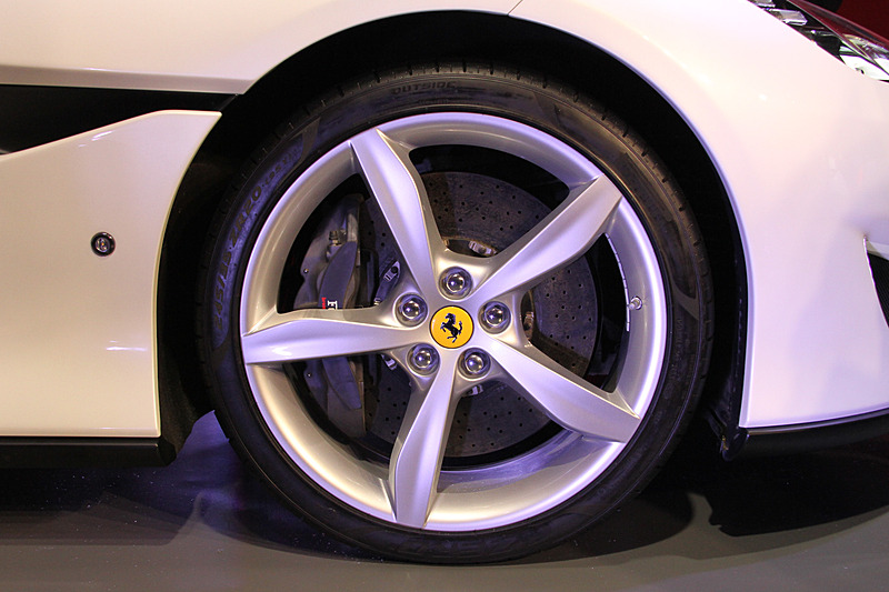 カリフォルニア Tからトータルで80kgの軽量化に成功したポルトフィーノ。足下は20インチホイールにピレリ「P ZERO」（フロント245/35 ZR20、リア285/35 ZR20）の組み合わせ。その奥にはカーボンセラミックブレーキ（フロント390×34mm、リア360×32mm）が覗く。トランク容量は292L