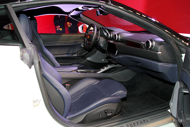 インテリアでは10.25インチのタッチスクリーンディスプレイやマグネシウム構造を採用したシートなどを装備