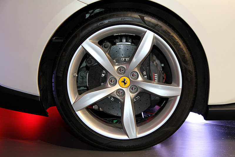 カリフォルニア Tからトータルで80kgの軽量化に成功したポルトフィーノ。足下は20インチホイールにピレリ「P ZERO」（フロント245/35 ZR20、リア285/35 ZR20）の組み合わせ。その奥にはカーボンセラミックブレーキ（フロント390×34mm、リア360×32mm）が覗く。トランク容量は292L